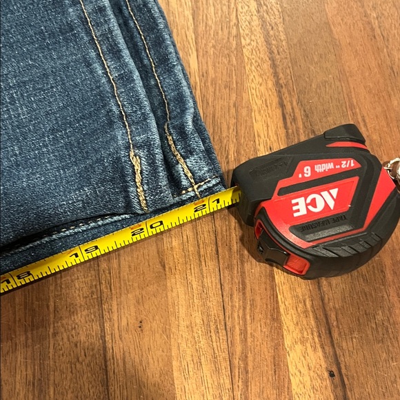 Levi's Women's 311 shaping skinny capris! - Picture 5 of 5